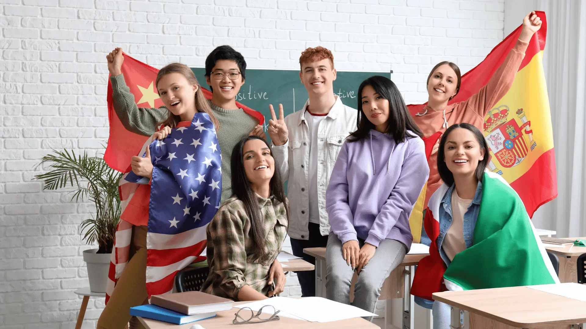 Az emberek különböző zászlókkal gyűlnek össze